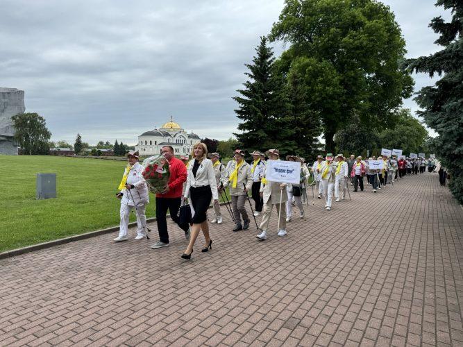 Слёт любителей скандинавской ходьбы.
