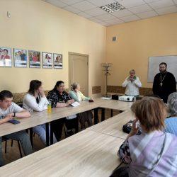 Встреча получателей услуг отделения социальной реабилитации, абилитации инвалидов с иереем Собора Воскресения Христова Леонидом Симончиком
