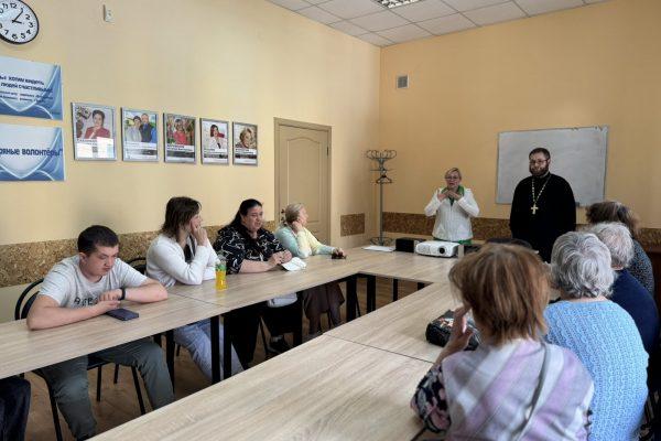 Встреча получателей услуг отделения социальной реабилитации, абилитации инвалидов с иереем Собора Воскресения Христова Леонидом Симончиком