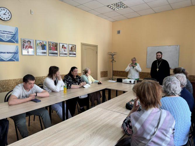 Встреча получателей услуг отделения социальной реабилитации, абилитации инвалидов с иереем Собора Воскресения Христова Леонидом Симончиком